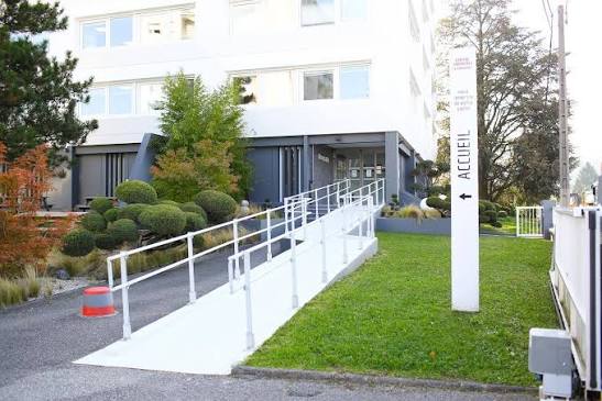 Entrée du centre d'affaires Le Concorde à Eybens, avec sa rampe d'accès